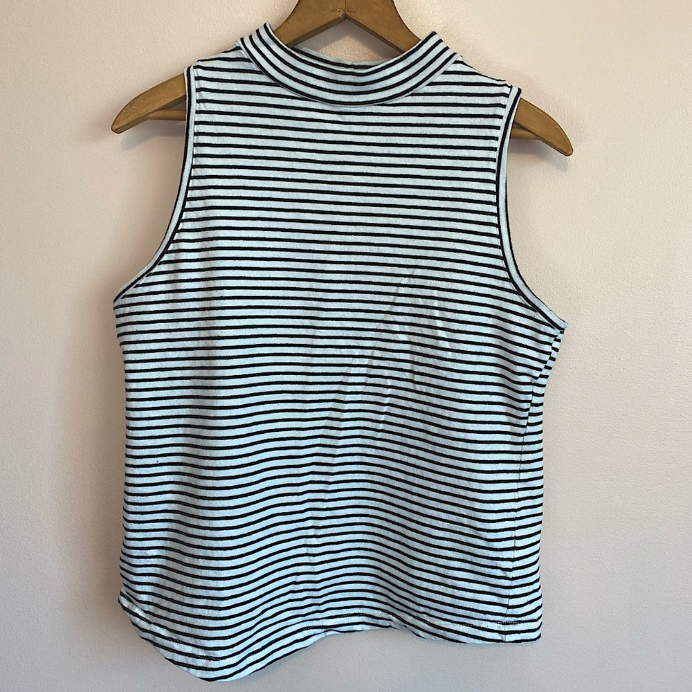 sleeveless shirt